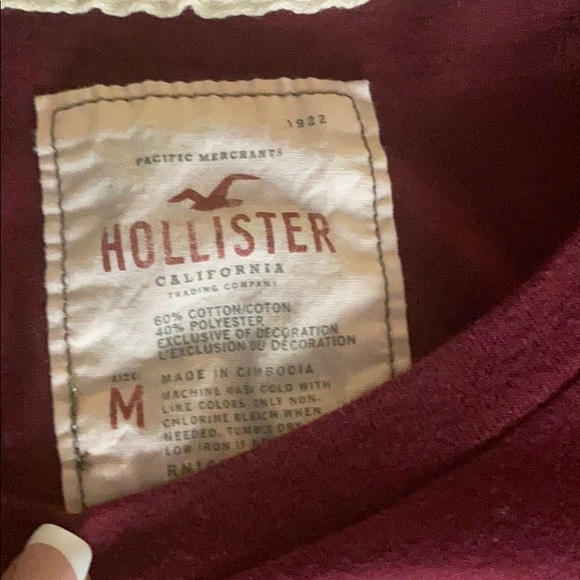 Hollister Tee-Size Medium - Picture 3 of 3